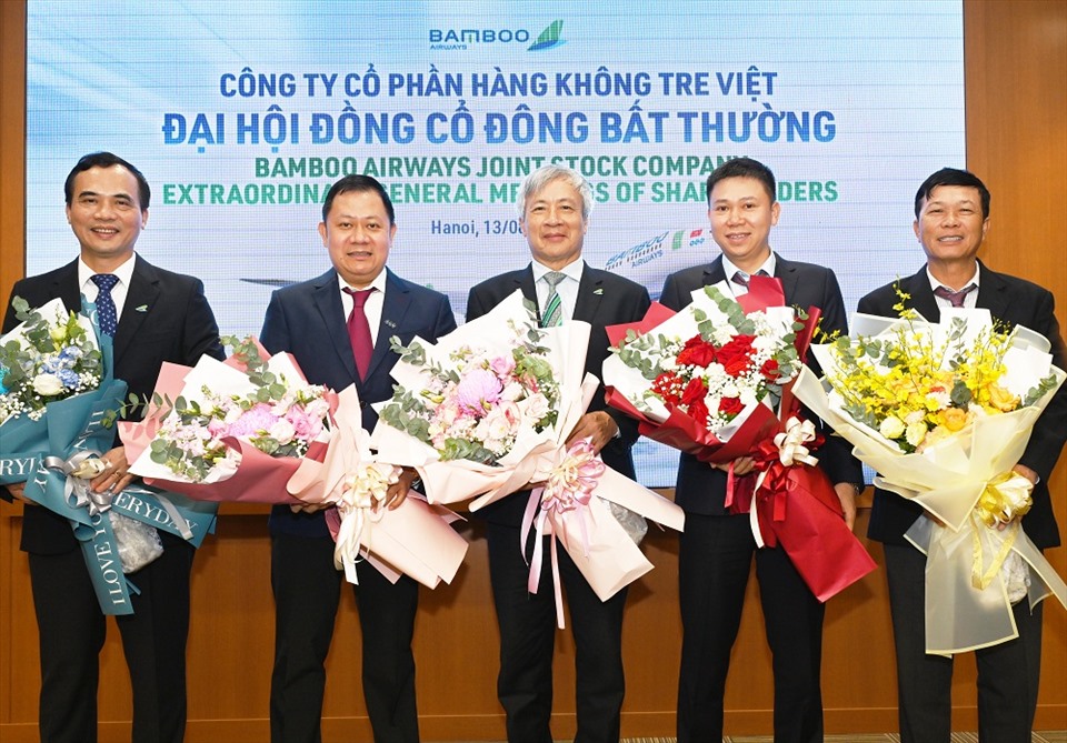 Tân chủ tịch Nguyễn Ngọc Trọng (giữa) và 4 thành viên vừa được bầu bổ vào HĐQT Bamboo Airways