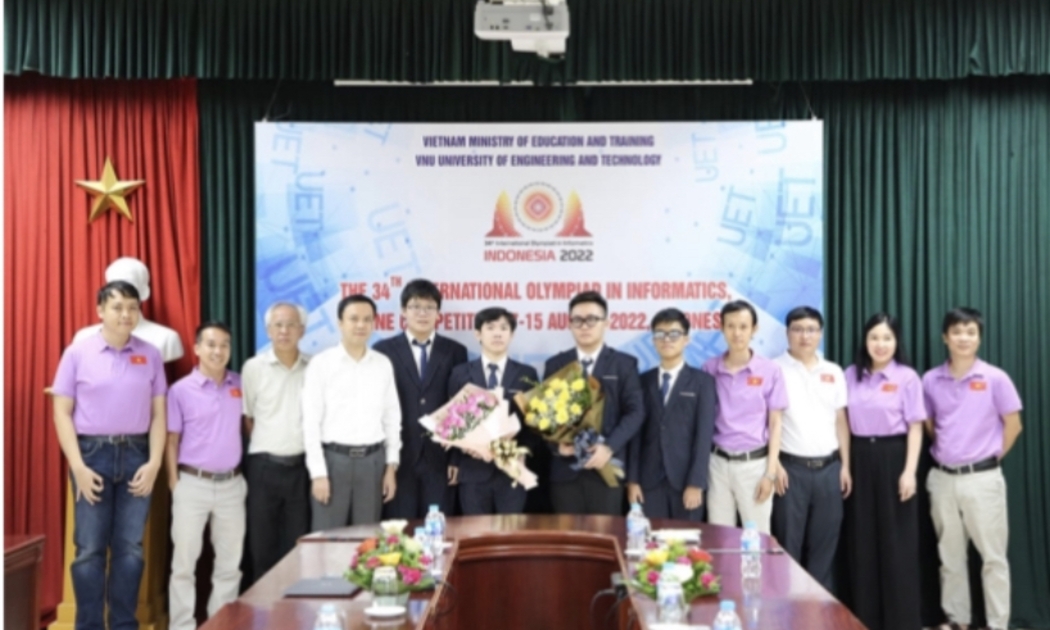 Đội tuyển quốc gia Việt Nam dự thi Olympic Tin học quốc tế năm 2022 và các thầy cô giáo.
