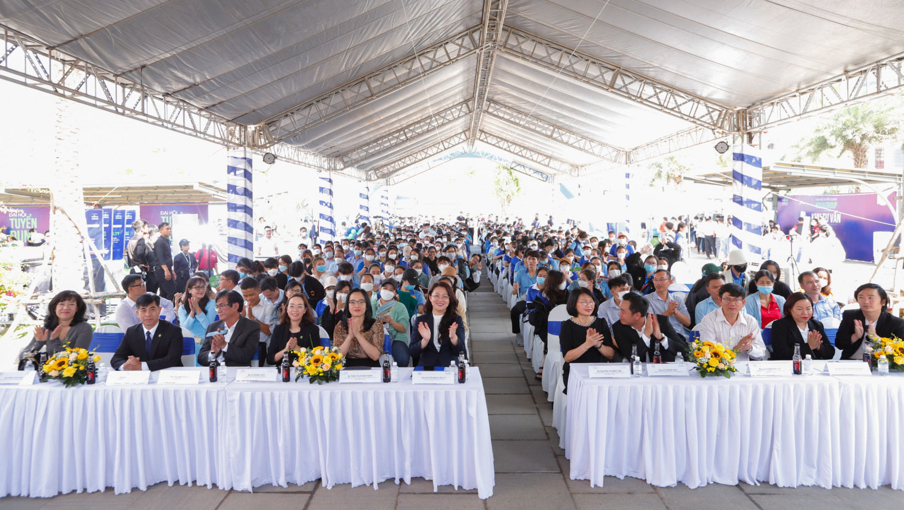 Đại hội thu hút hơn 1.000 ứng viên ứng tuyển.