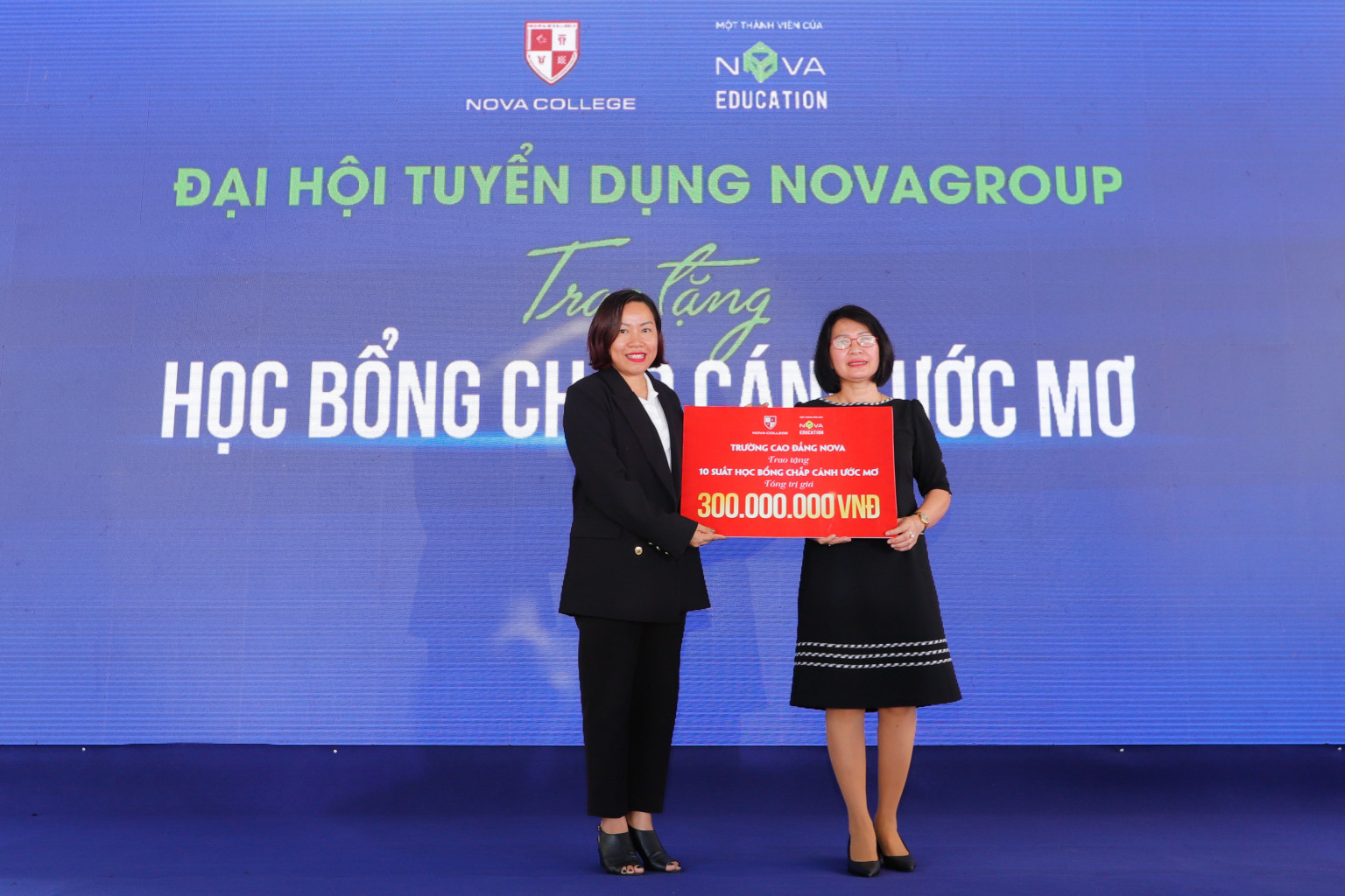 Thạc sĩ Nguyễn Thị Ngọc Quyên - Hiệu trưởng trường cao đẳng Nova trao tặng học bổng Chắp cánh ước mơ cho lãnh đạo địa phương.