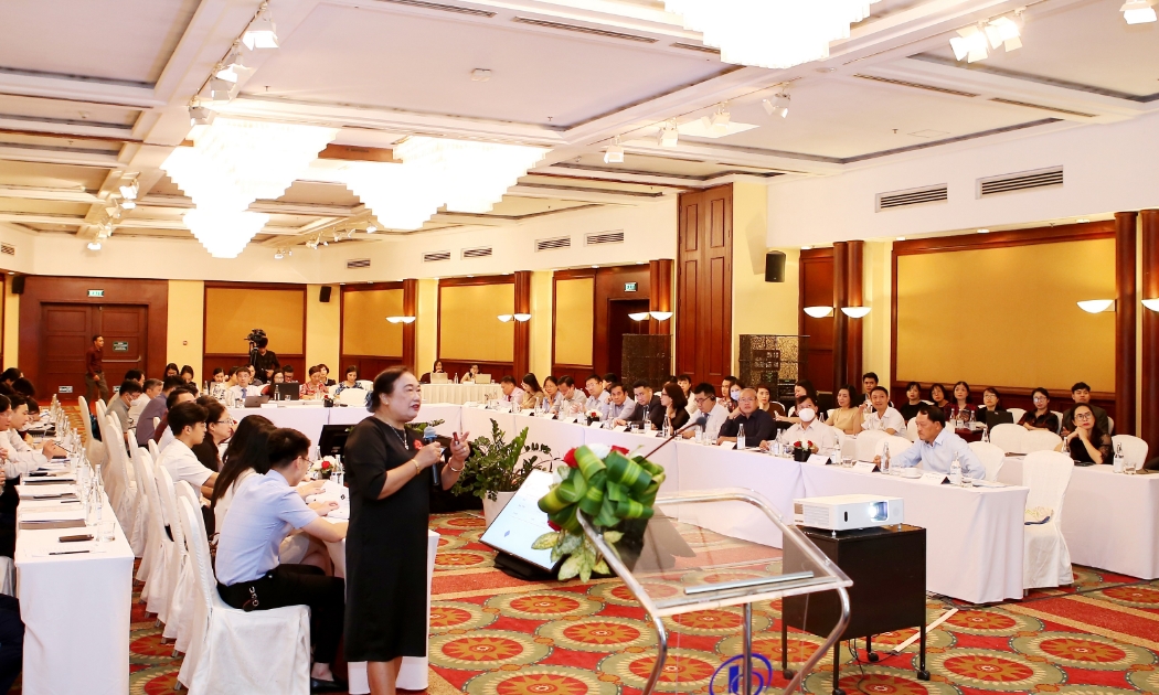 Bà Nguyễn Thị Cúc - Chủ tịch VTCA - Phát triểu tại hội thảo “Thuế tiêu thụ đặc biệt - Hài hòa giữa điều tiết nguồn thu ngân sách nhà nước và phát triển sản xuất kinh doanh”.