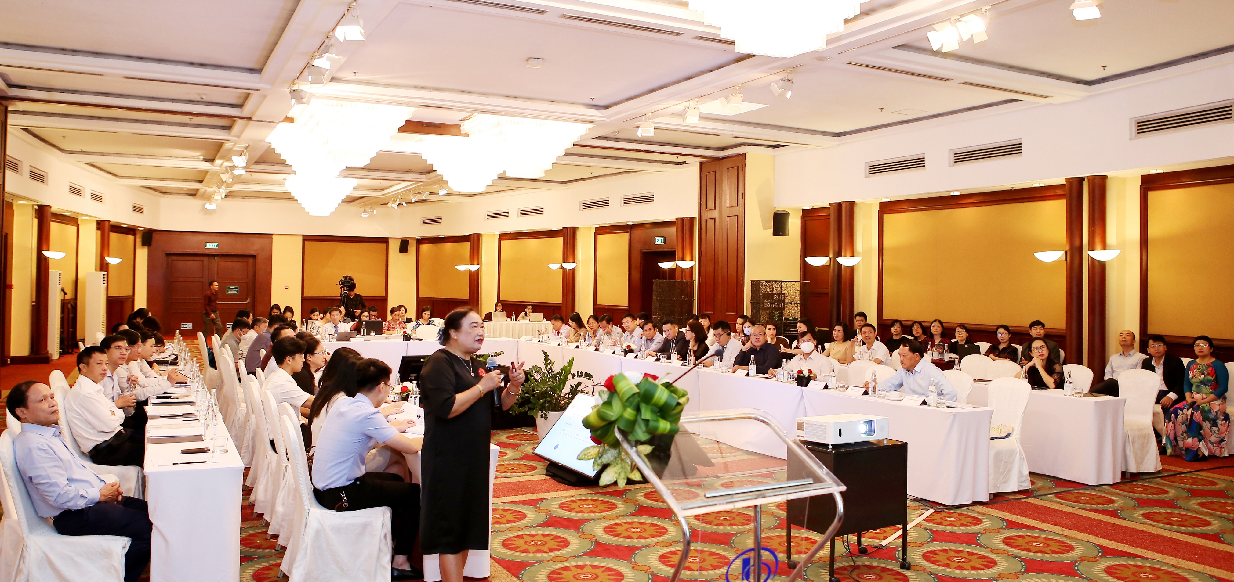 Bà Nguyễn Thị Cúc - Chủ tịch VTCA - Phát triểu tại hội thảo “Thuế tiêu thụ đặc biệt - Hài hòa giữa điều tiết nguồn thu ngân sách nhà nước và phát triển sản xuất kinh doanh”.