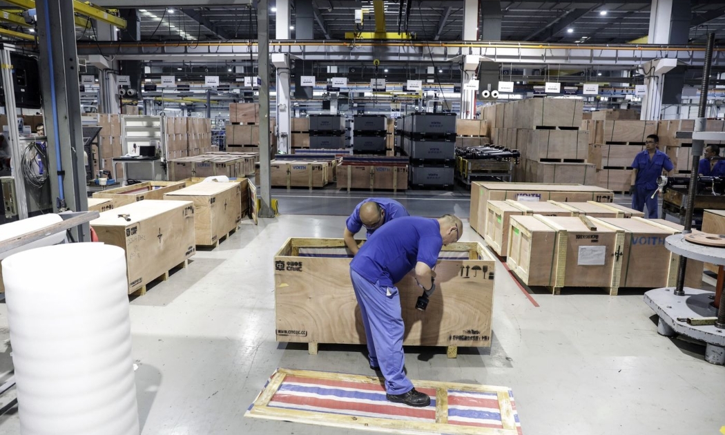 Trong một nhà máy sản xuất phụ tùng ô tô ở Thượng Hải, Trung Quốc - Ảnh: Bloomberg.