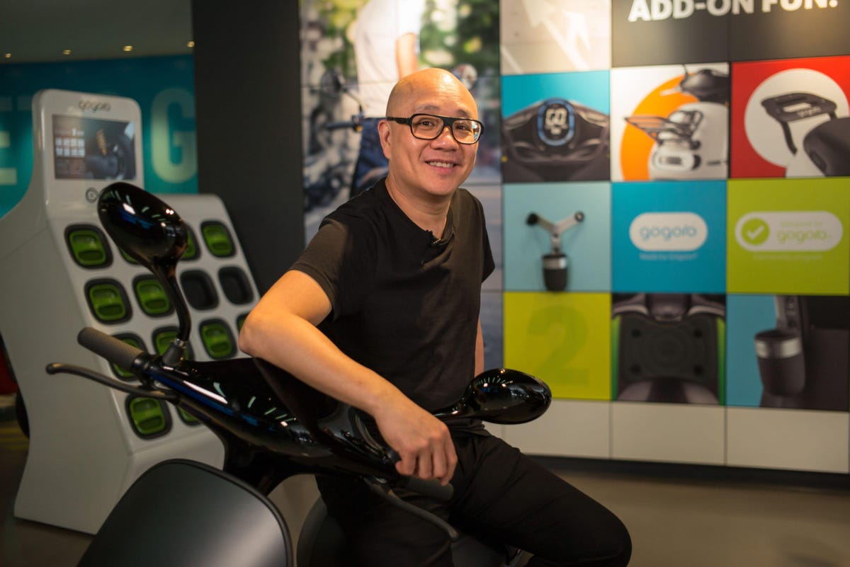 Luke b&ecirc;n chiếc xe điện sản xuất bởi Gogoro &nbsp;