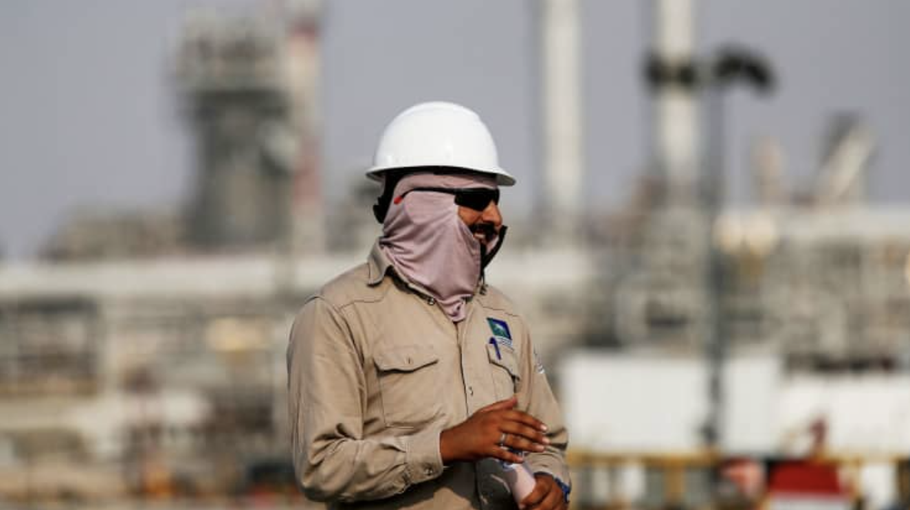 Một nhân viên Saudi Aramco làm việc tại một cơ sở của công ty này tại Saudi Arabia tháng 10/2019 - Ảnh: Reuters.