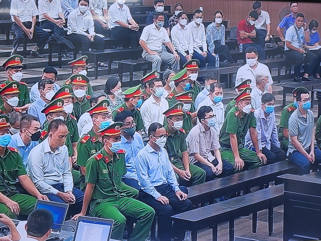 C&aacute;c bị c&aacute;o hầu t&ograve;a s&aacute;ng nay. Ph&oacute;ng vi&ecirc;n được bố tr&iacute; ngồi ph&ograve;ng ri&ecirc;ng theo d&otilde;i phi&ecirc;n t&ograve;a qua m&agrave;n h&igrave;nh ti vi.