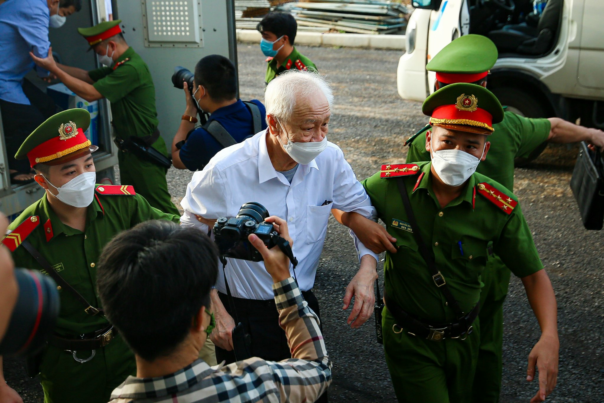 &Ocirc;ng Nguyễn Văn Minh được dẫn giải đến phi&ecirc;n t&ograve;a.