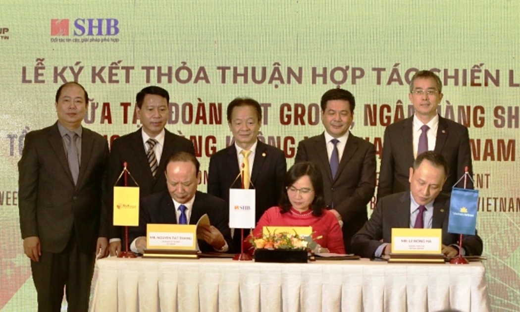 Đại diện lãnh đạo Tập đoàn T&T Group, Ngân hàng SHB và Vietnam Airlines ký thỏa thuận hợp tác chiến lược.