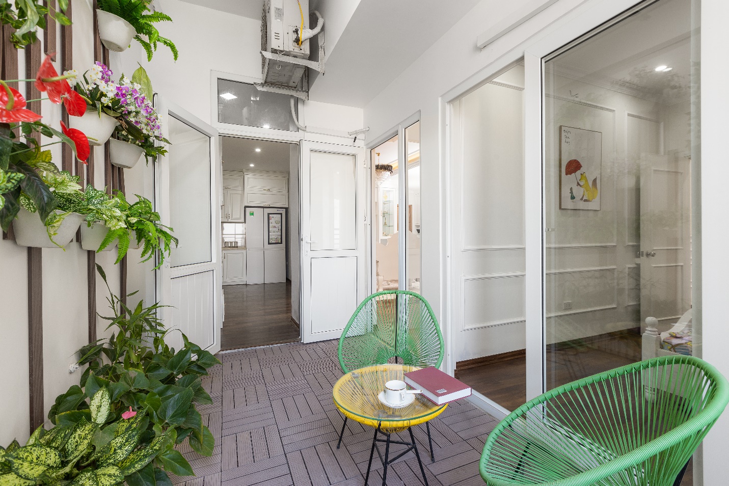 Căn hộ c&oacute; ban c&ocirc;ng rộng dễ d&agrave;ng b&agrave;i tr&iacute; th&agrave;nh kh&ocirc;ng gian thư gi&atilde;n tại gia.