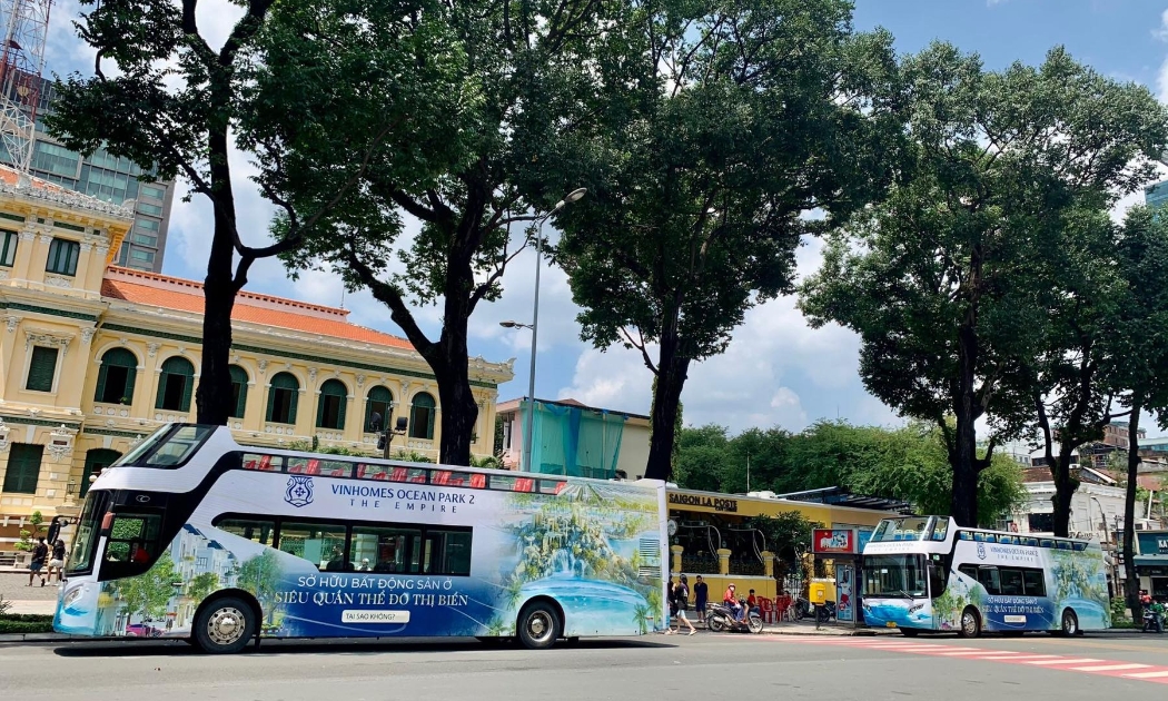 Hình ảnh đại đô thị Vinhomes Ocean Park 2 - The Empire trên những chiếc xe buýt 2 tầng ở Tp.HCM.