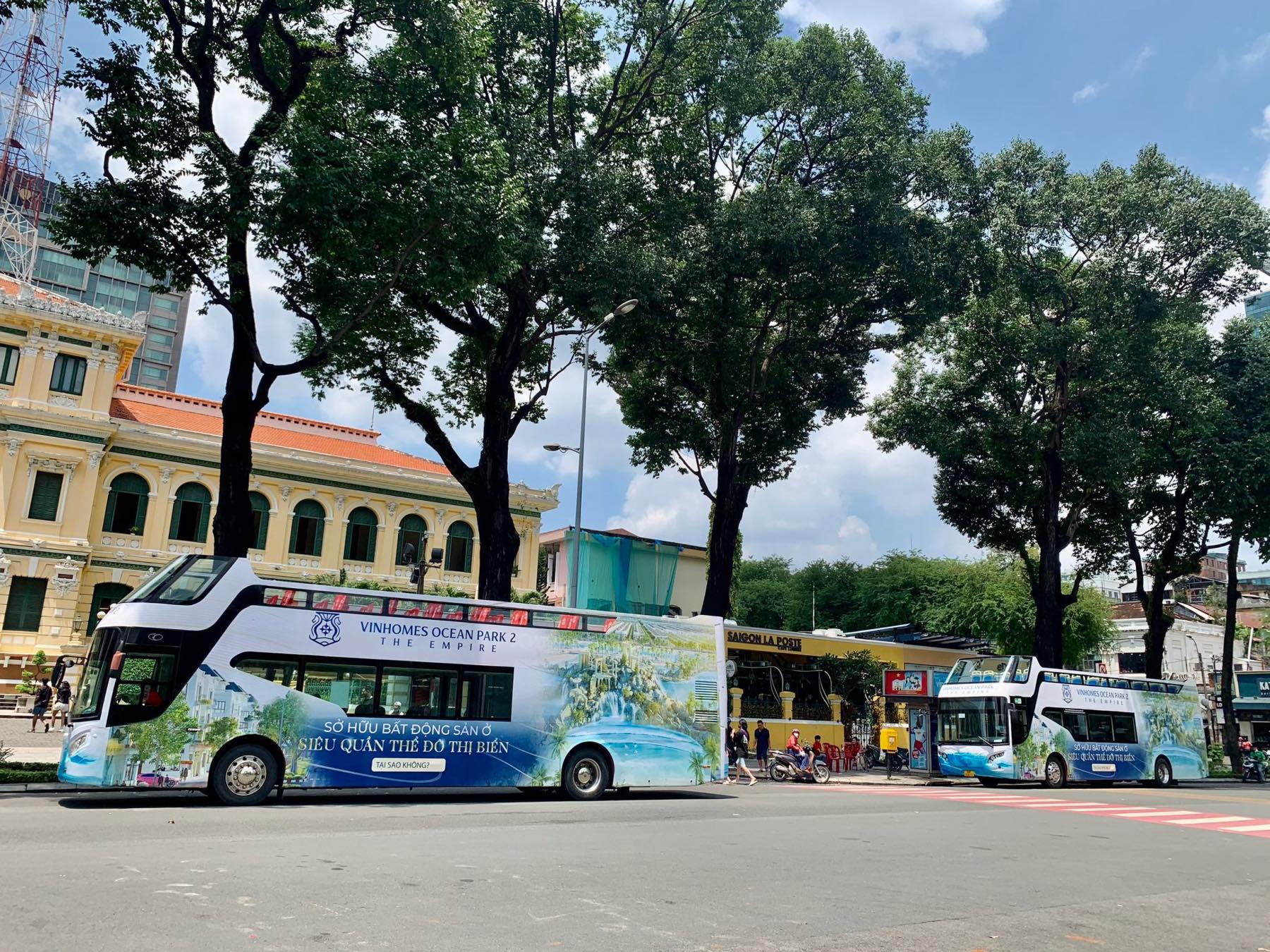 Hình ảnh đại đô thị Vinhomes Ocean Park 2 - The Empire trên những chiếc xe buýt 2 tầng ở Tp.HCM.