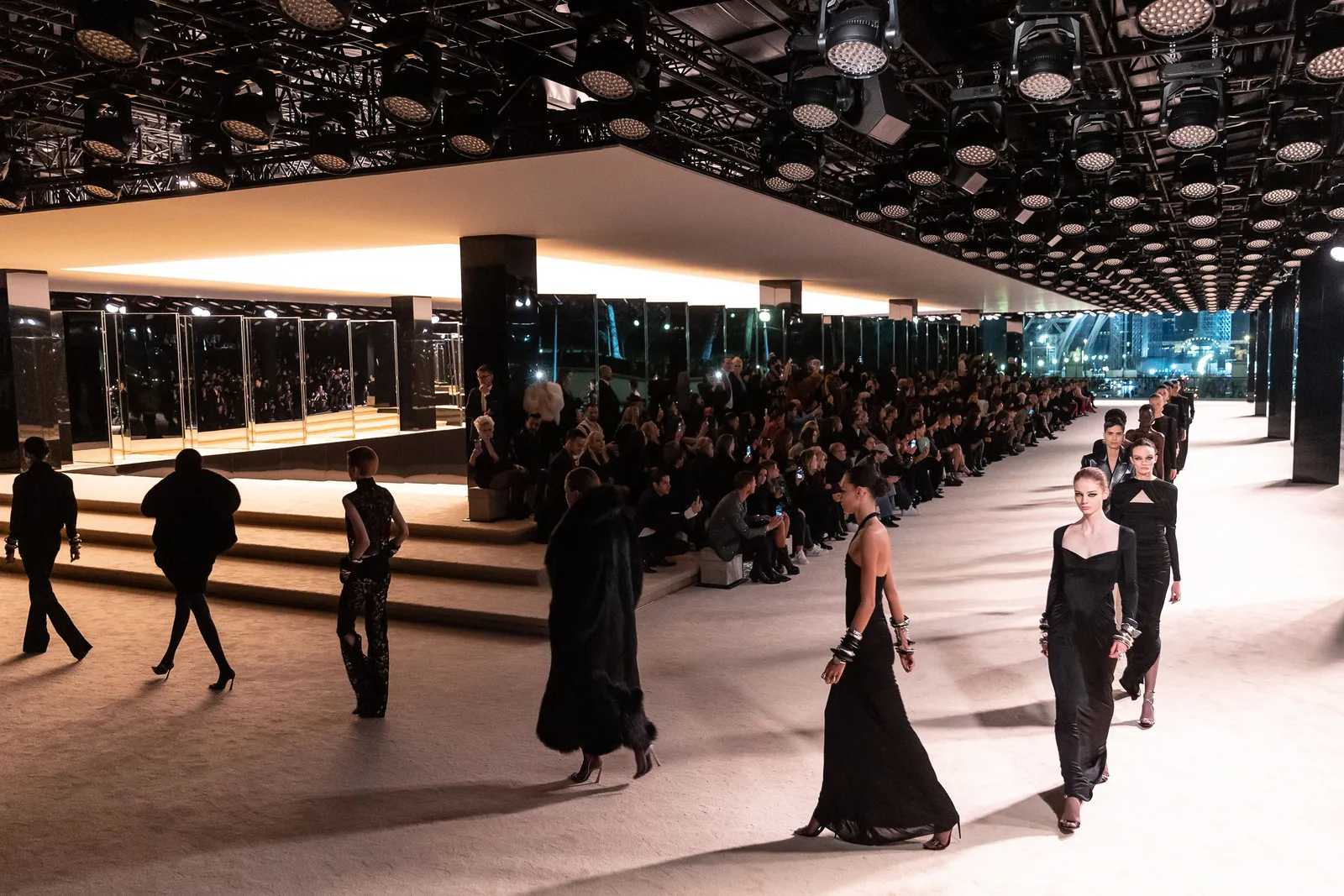 Bộ sưu tập Saint Laurent Thu - Đ&ocirc;ng 2022 g&oacute;p phần gi&uacute;p doanh thu to&agrave;n cầu của thương hiệu tăng 34%&nbsp;so với c&ugrave;ng kỳ năm ngo&aacute;i.