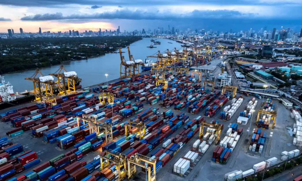 Cảng dọc bờ sông Chao Phraya ở Bangkok - Ảnh: Reuters