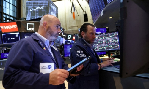 Dow Jones tăng 5 phiên liên tiếp nhờ lợi nhuận bán lẻ, giá dầu tiếp tục lao dốc