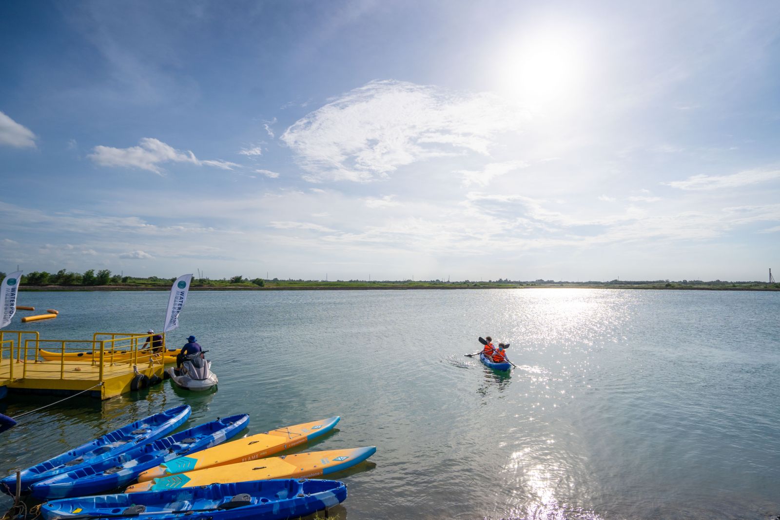 Cư dân The Aqua sẽ được tham gia nhiều môn thể thao sôi động trên sông nước tại Vịnh nước ngọt nhân tạo 8,6ha.