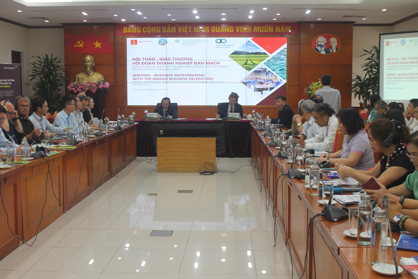 Thứ trưởng Phùng Đức Tiến và Đại biện lâm thời Đại sứ quán Đan Mạch cùng chủ trì hội thảo.
