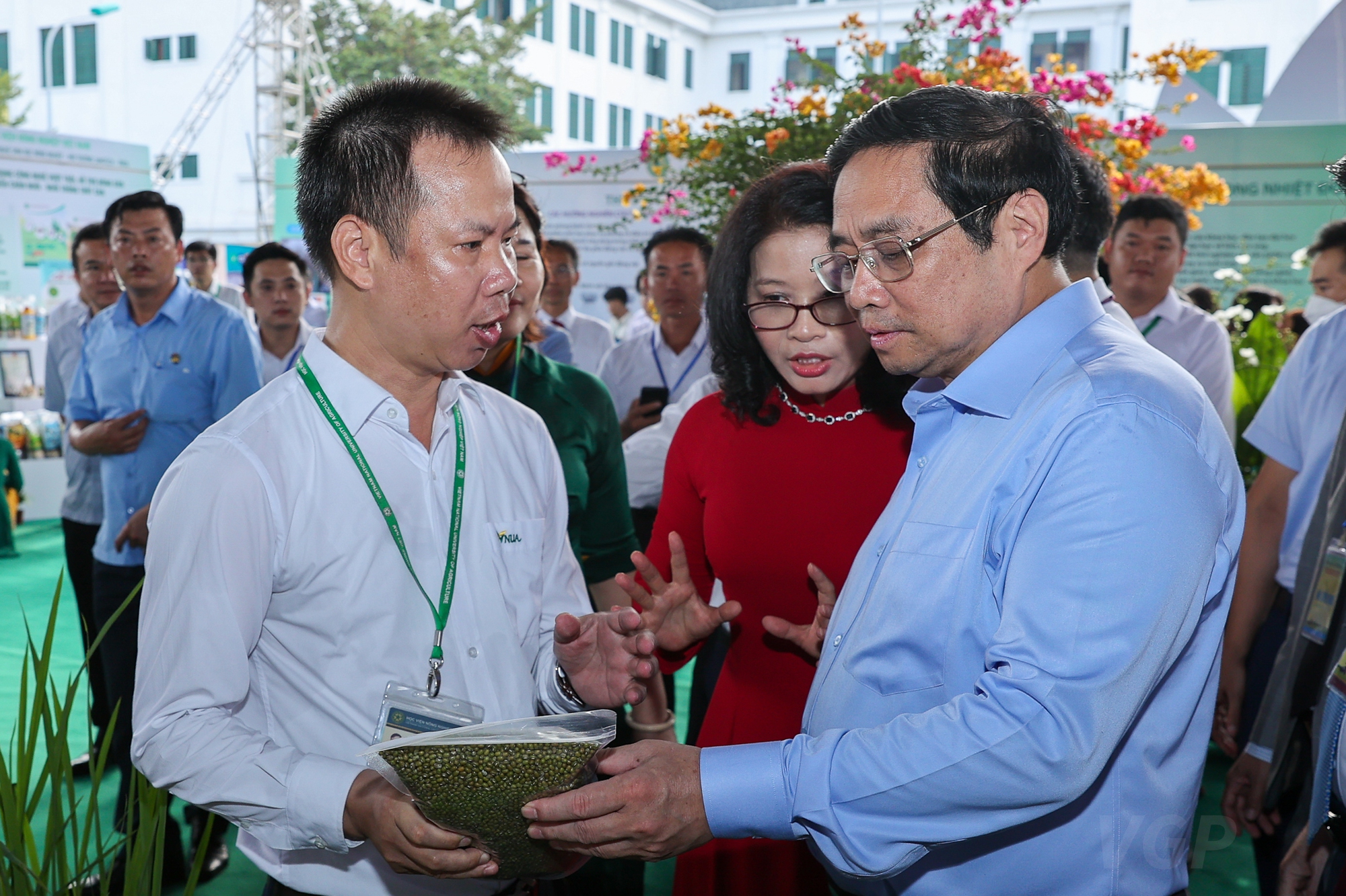 Thủ tướng thăm các gian hàng trưng bày sản phẩm nông nghiệp - Ảnh: VGP