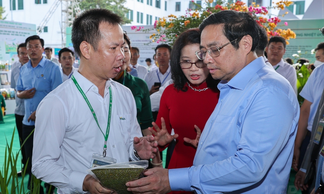 Thủ tướng thăm các gian hàng trưng bày sản phẩm nông nghiệp - Ảnh: VGP
