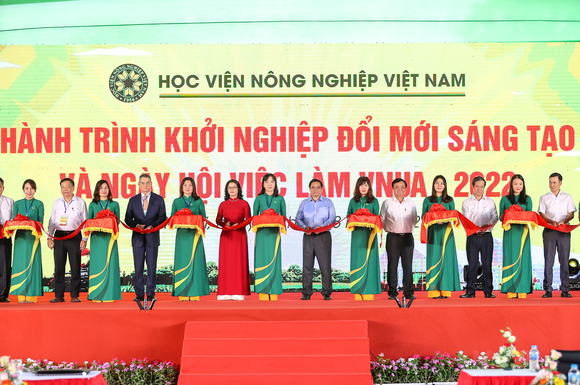 Thủ tướng tham dự sự kiện Hành trình khởi nghiệp đổi mới sáng tạo và Ngày hội việc làm Học viện Nông nghiệp Việt Nam năm 2022 - Ảnh: VGP