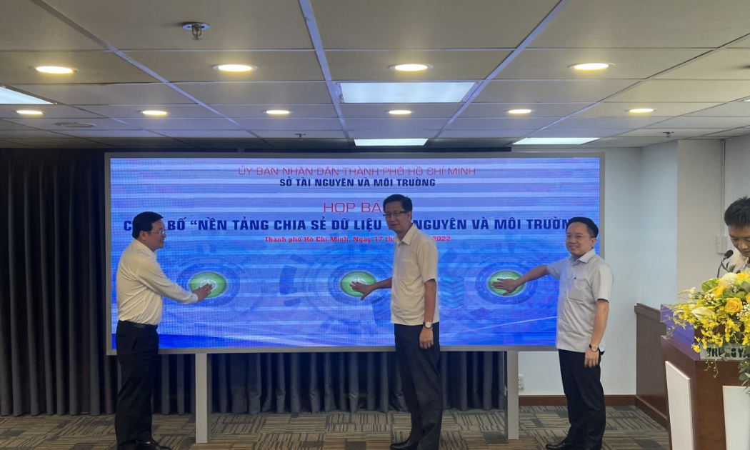 Từ trái sang: Ông Nguyễn Toàn Thắng, Giám đốc Sở Tài nguyên và Môi trường; Ông Phạm Đức Hải, Phó trưởng Ban Tuyên giáo Thành ủy TP.HCM và ông Từ Lương, Phó giám đốc Sở Thông tin và Truyền thông kích hoạt công bố nền tảng chia sẻ dữ liệu tài nguyên và môi trường chiều 17/8. 