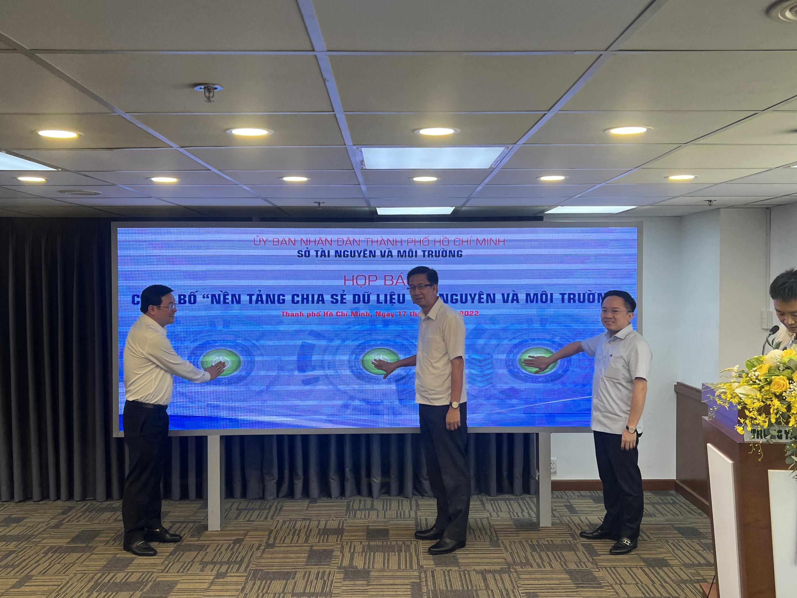 Từ trái sang: Ông Nguyễn Toàn Thắng, Giám đốc Sở Tài nguyên và Môi trường; Ông Phạm Đức Hải, Phó trưởng Ban Tuyên giáo Thành ủy TP.HCM và ông Từ Lương, Phó giám đốc Sở Thông tin và Truyền thông kích hoạt công bố nền tảng chia sẻ dữ liệu tài nguyên và môi trường chiều 17/8. 
