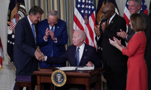 Ông Biden ký đạo luật giảm lạm phát, đặt thuế doanh nghiệp tối thiểu 15%