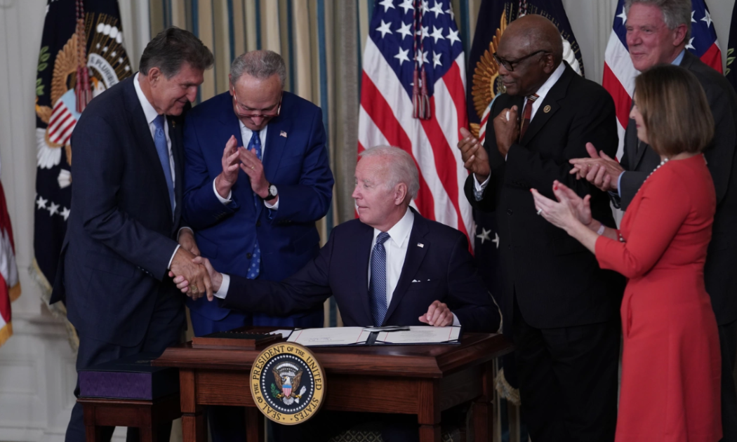 Tổng thống Joe Biden bắt ta Thượng nghị sĩ Joe Manchin, người từng phản đối nhưng sau đó lại ủng hộ chương trình nghị sự của ông - Ảnh: Getty Images