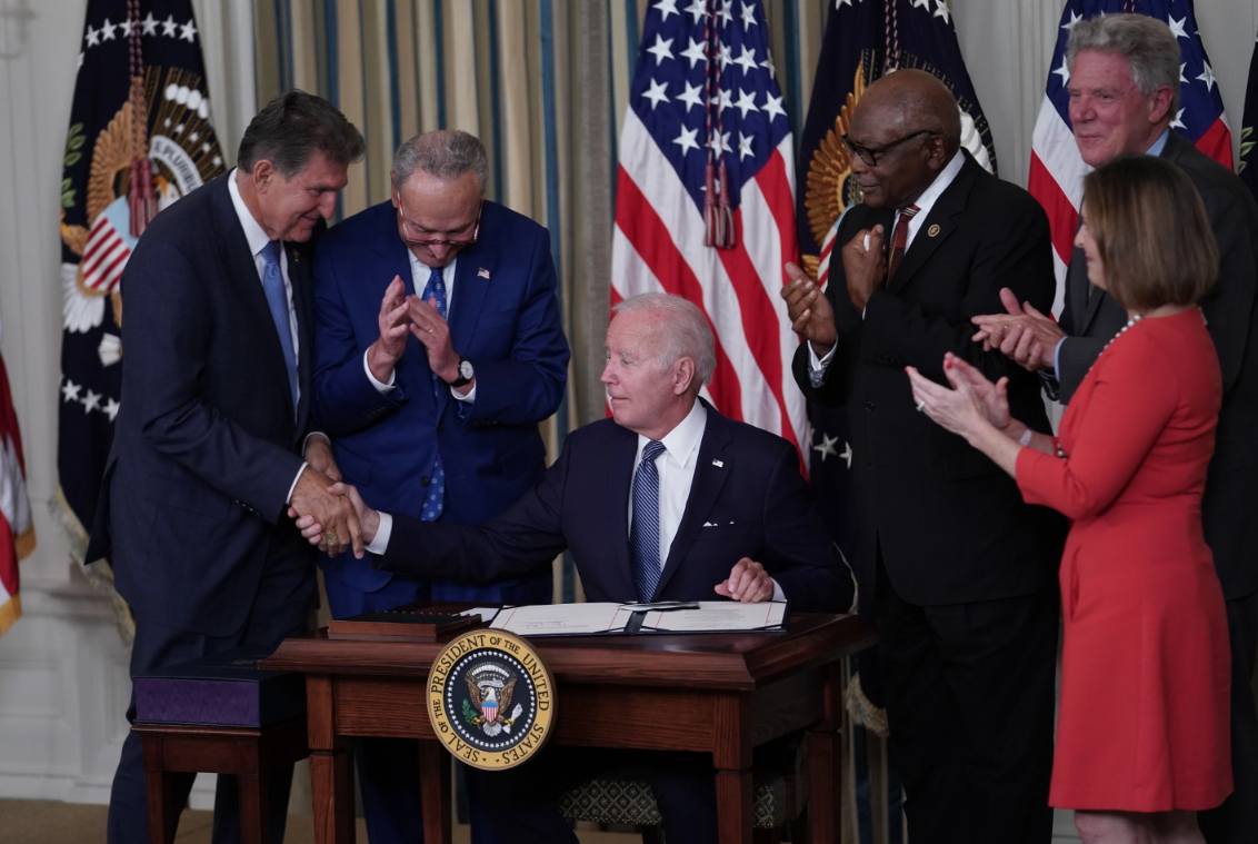 Tổng thống Joe Biden bắt ta Thượng nghị sĩ Joe Manchin, người từng phản đối nhưng sau đó lại ủng hộ chương trình nghị sự của ông - Ảnh: Getty Images