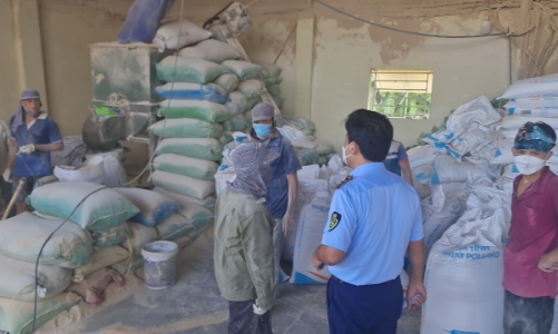 Phát hiện doanh nghiệp “sản xuất” hàng chục tấn cám mỳ trộn bột đá 