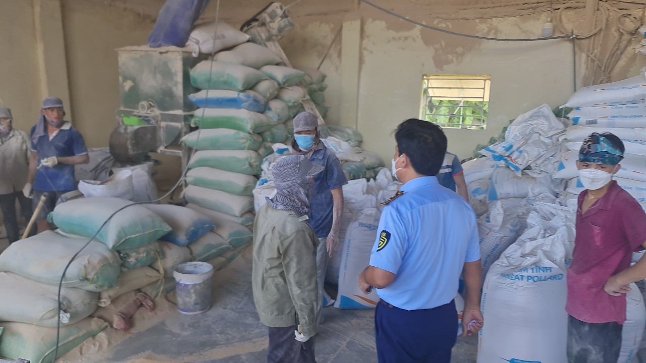 Xưởng sản xuất cám mỳ trột bột đá bị cơ quan chức năng Hải Dương phát hiện