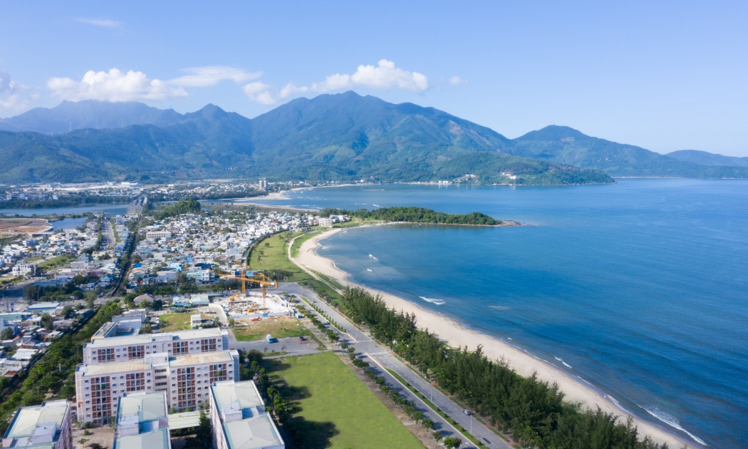Đường Nguyễn Tất Thành chạy dọc vịnh Đà Nẵng (hướng nhìn về đèo Hải Vân).n