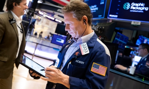 Chứng khoán Mỹ sụt điểm sau biên bản Fed, giá dầu thô thoát đáy 6 tháng