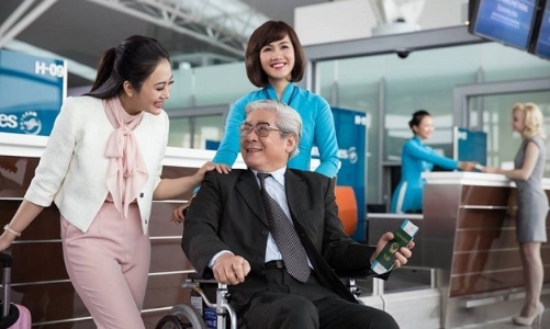 Chính sách giảm giá vé cho người cao tuổi khi đi xe khách đường dài, máy bay ra sao?