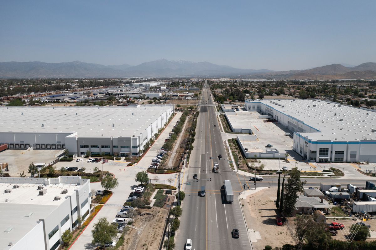 Ảnh chụp từ tr&ecirc;n cao của một nh&agrave; kho b&ecirc;n cạnh khu d&acirc;n cư ở Bloomington, California.