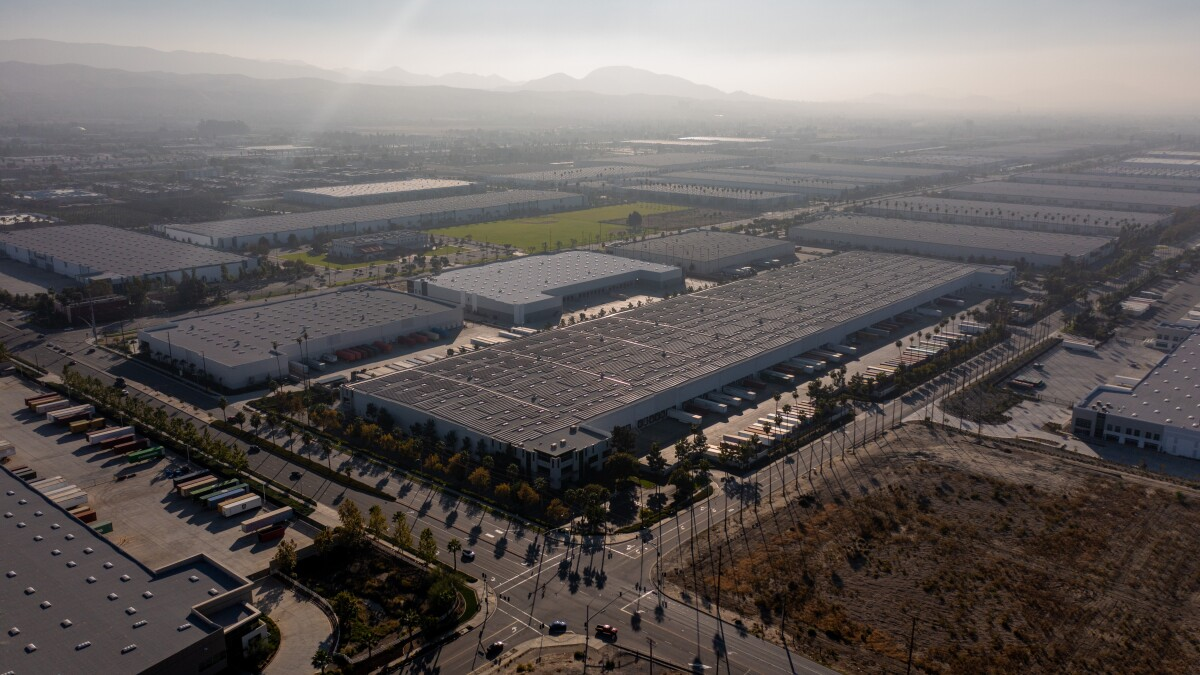 Một khối lượng lớn các nhà kho ở Redlands vào năm 2021. Tổng thể, các nhà kho ở Inland Empire có diện tích khoảng 45,3 triệu m2.
