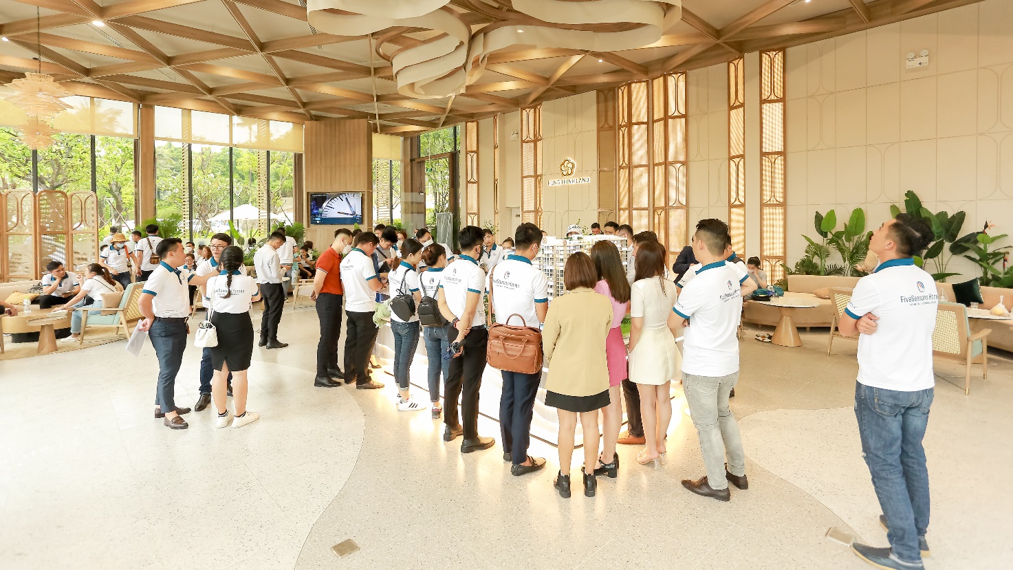 Nhiều kh&aacute;ch h&agrave;ng, nh&agrave; đầu tư đến tham quan căn hộ mẫu FiveSeasons Homes - Vung Tau Central Beach.