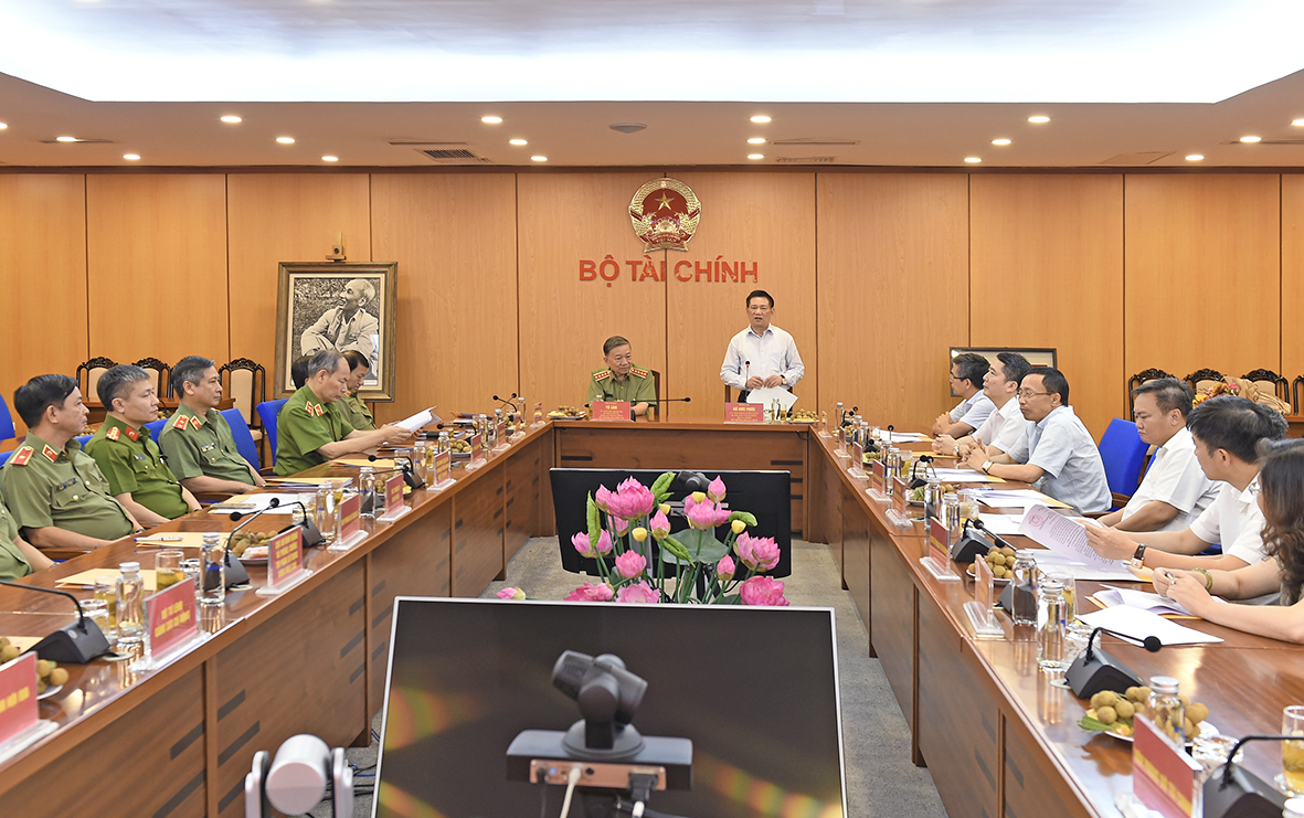 Bộ trưởng Bộ T&agrave;i ch&iacute;nh Hồ Đức Phớc ph&aacute;t biểu. Ảnh: Đức Minhị.