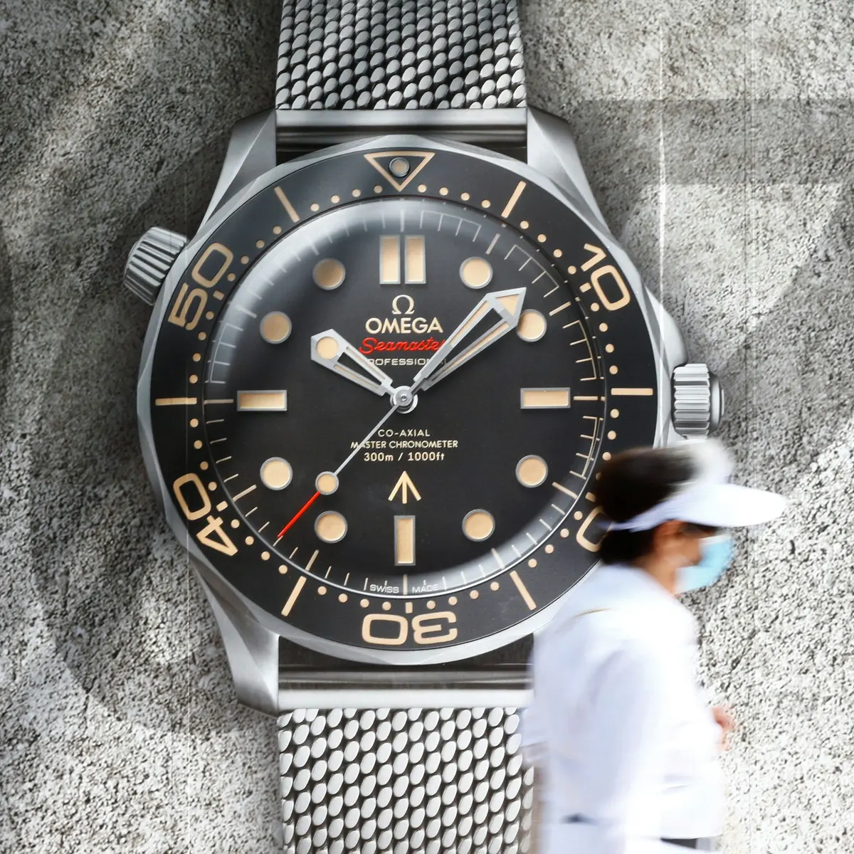 Việc tiếp tục mua sắm đồ đắt tiền trong bối cảnh kinh tế vĩ m&ocirc; kh&oacute; khăn cũng l&agrave; một c&aacute;ch để giới nh&agrave; gi&agrave;u thể hiện địa vị.