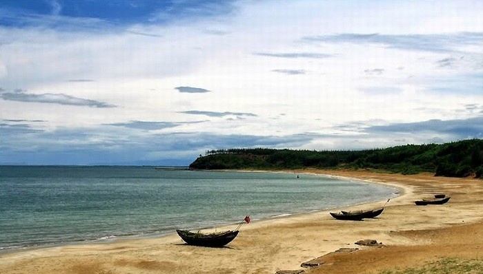 Bờ biển Mỹ Thủy thuộc huyện Hải Lăng, tỉnh Quảng Trị.