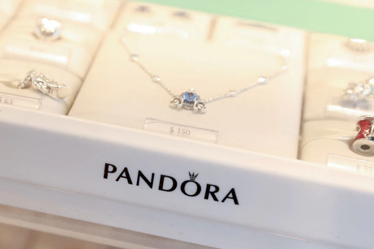 Từ tháng 5/2021, Pandora đã tuyên bố sẽ vĩnh viễn từ bỏ việc sử dụng kim cương tự nhiên trong kinh doanh.