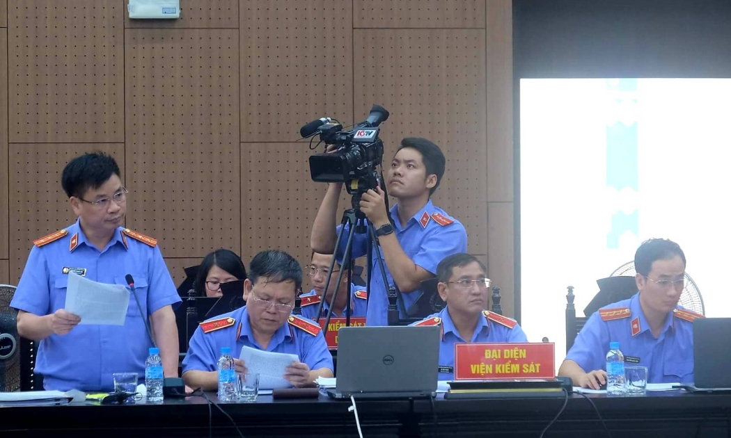Đại diện Viện kiểm sát phát biểu tại tòa.