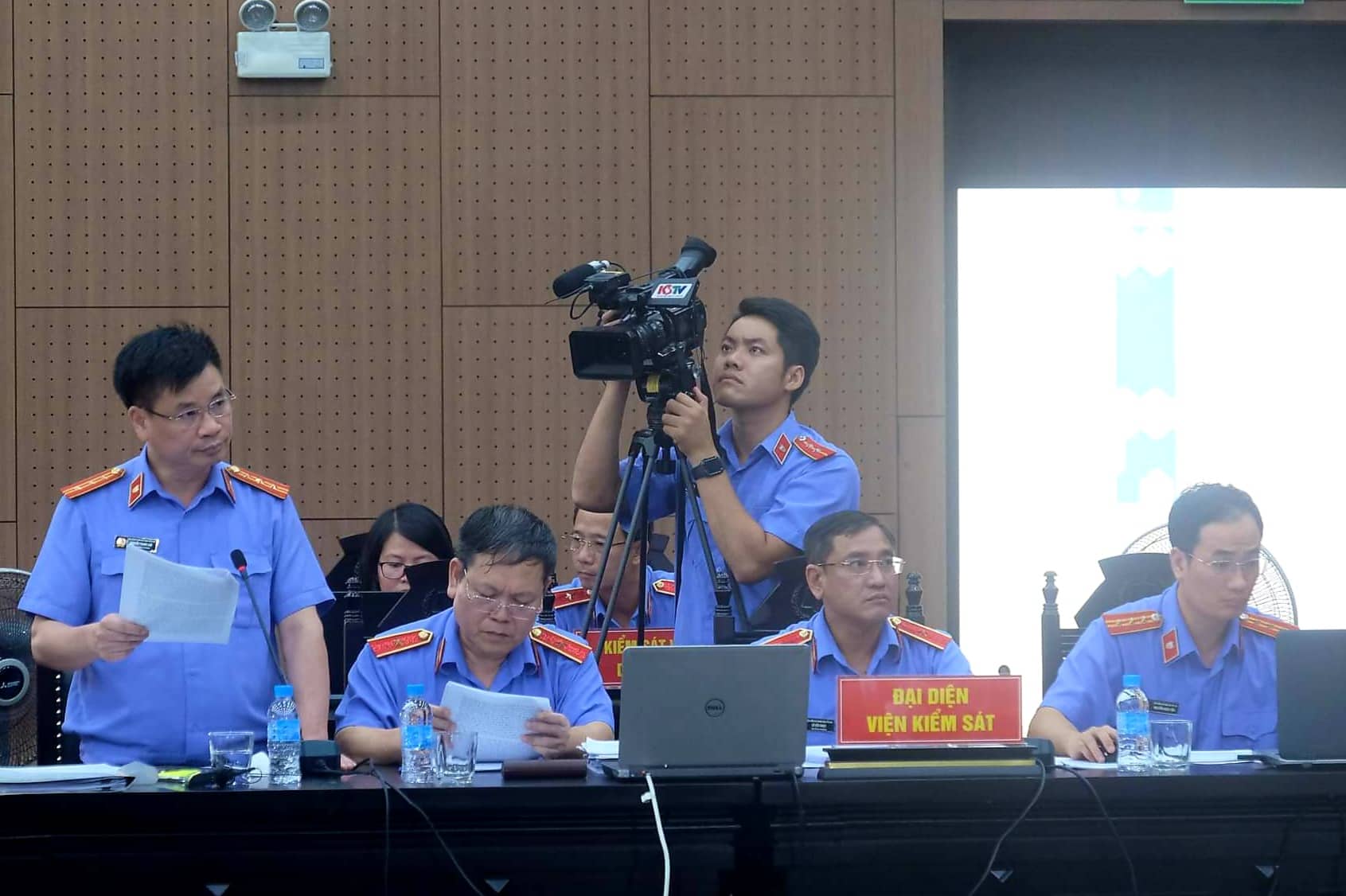 Đại diện Viện kiểm sát phát biểu tại tòa.