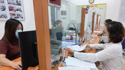 Workers accessing unemployment insurance support