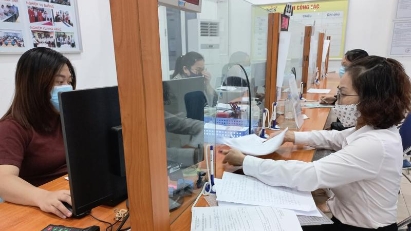 Workers accessing unemployment insurance support