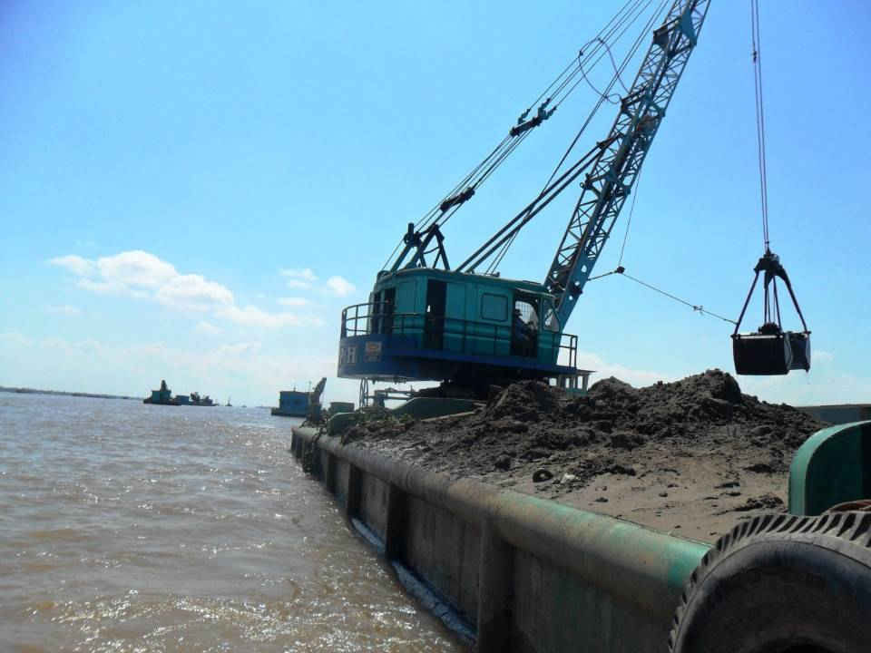Nguồn cát sông khai thác phục vụ thi công các dự án hạ tầng hiện đang thiếu hụt trầm trọng, so với nhu cầu thực tế rất lớn.