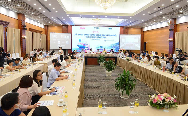 Diễn đàn “Giải pháp đột phá nâng cao năng lực cạnh tranh của doanh nghiệp phục hồi và phát triển bền vững”.