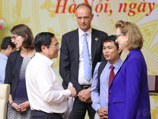 Thủ tướng Ch&iacute;nh phủ trao đổi với đại diện c&aacute;c tổ chức quốc tế. Ảnh - VGP.&nbsp;