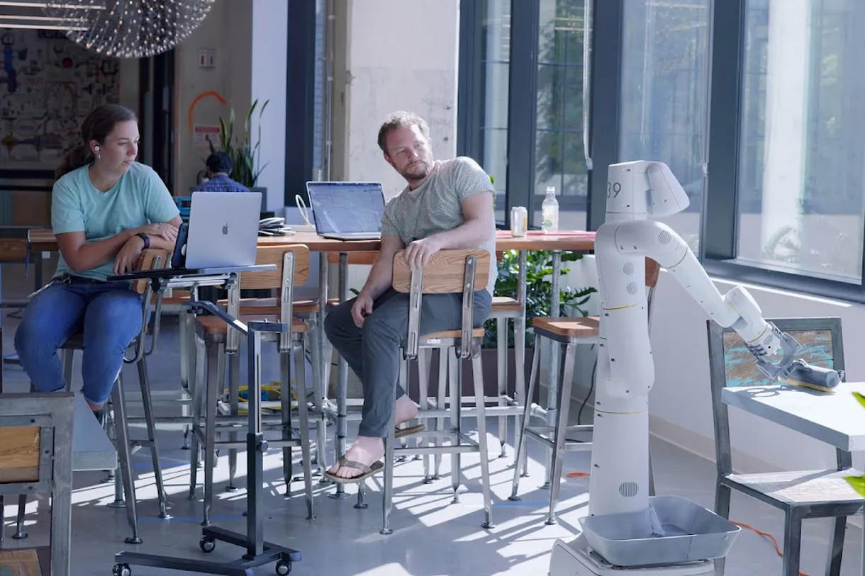 Alphabet đã thử nghiệm các mẫu robot gia đình mới ngay trong văn phòng của công ty