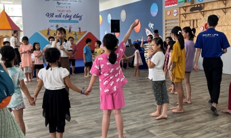 Các em nhỏ được trải nghiệm những hoạt động bổ ích và thú vị tại “Trạm kết nối cộng đồng”.