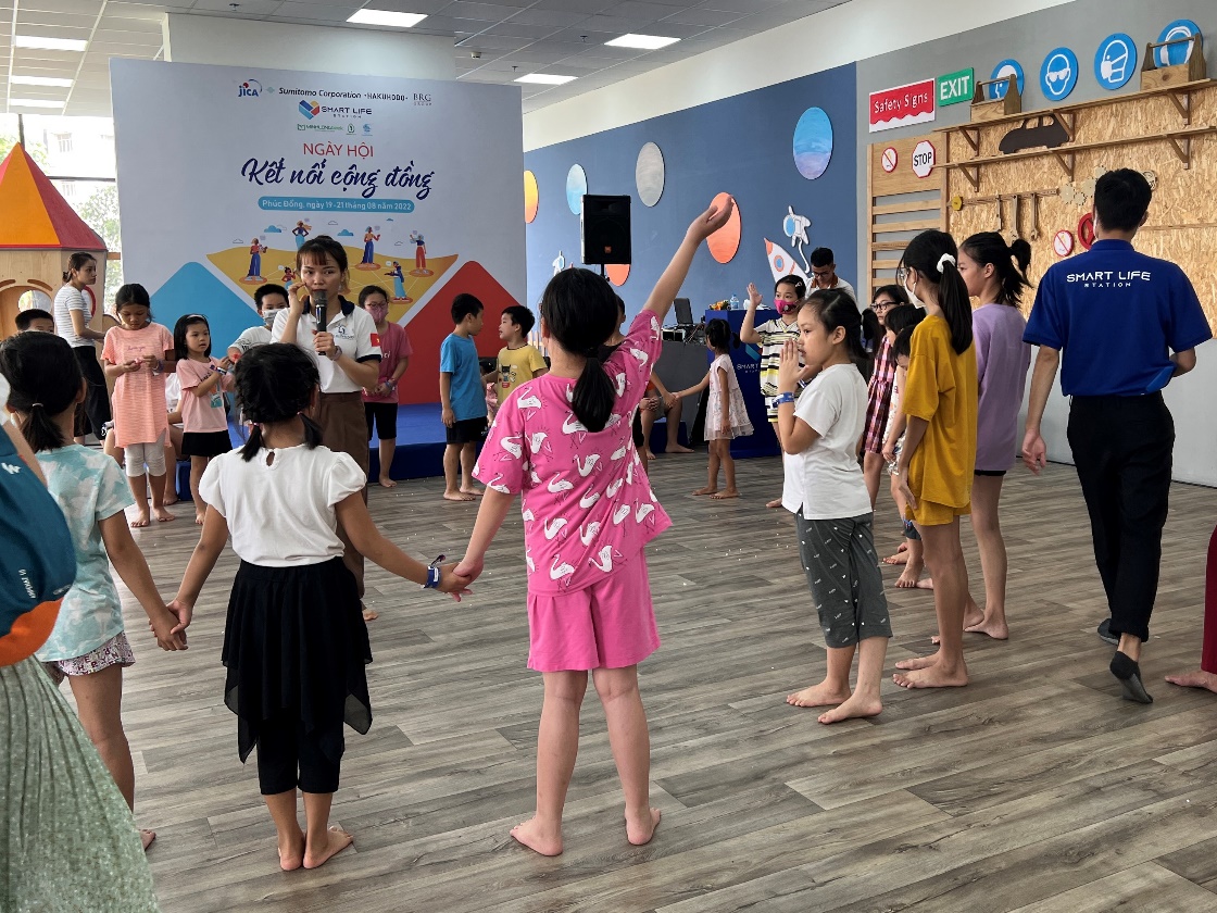 Các em nhỏ được trải nghiệm những hoạt động bổ ích và thú vị tại “Trạm kết nối cộng đồng”.